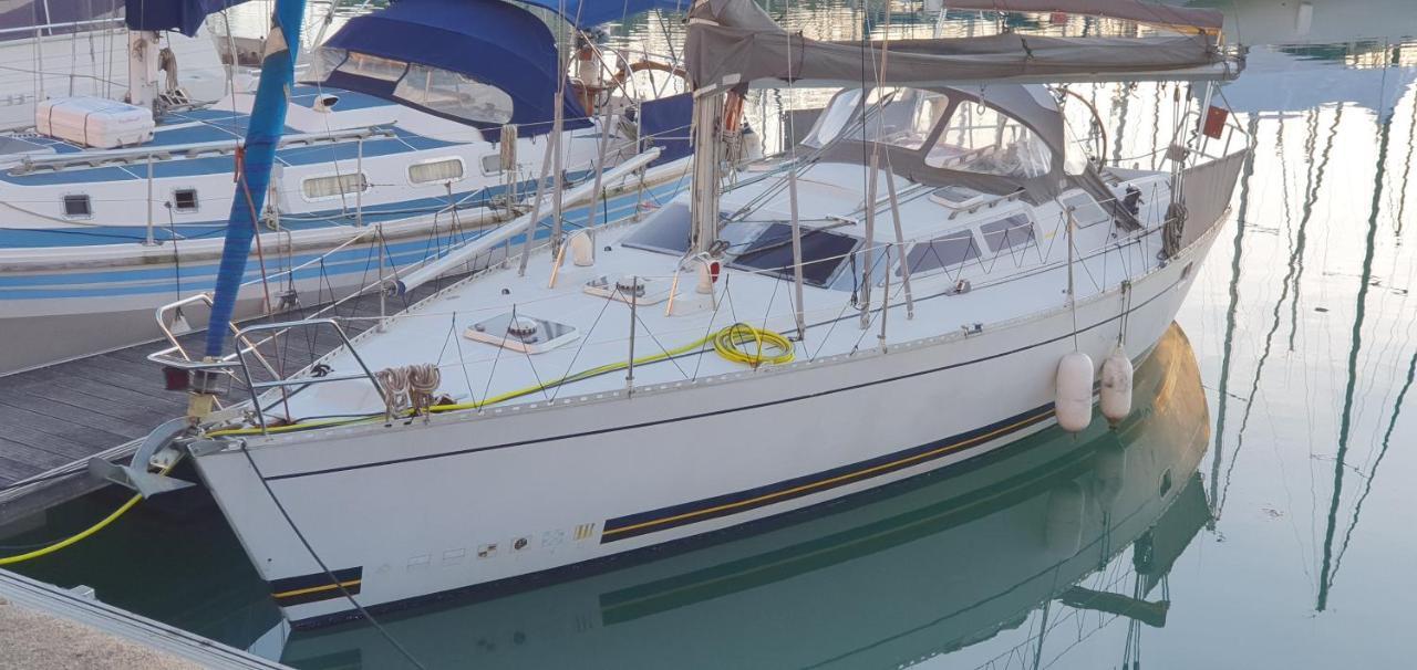 Super Castor - Sur Un Grand Voilier Chauffe Au Vieux Port By Nuits Au Port Botel *