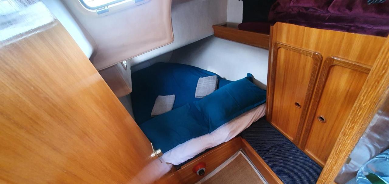 Super Castor - Sur Un Grand Voilier Chauffe Au Vieux Port By Nuits Au Port Botel *